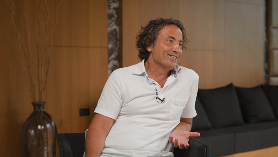 Основатель сети "Связной", экс-миллиардер Максим Ноготков во время интервью телеведущей Ксении Собчак, март 2026 года.