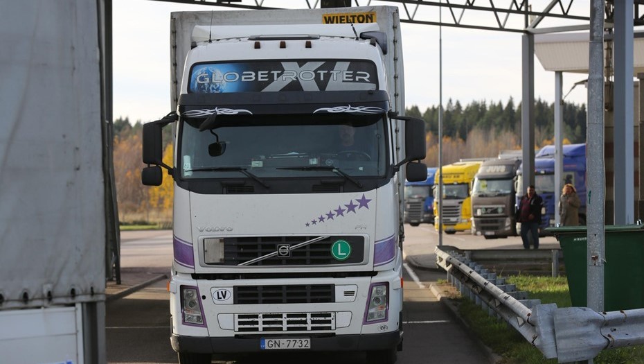 Большегрузный транспорт на границе РФ и Финляндии. Большегрузный транспорт на границе РФ и Финляндии.