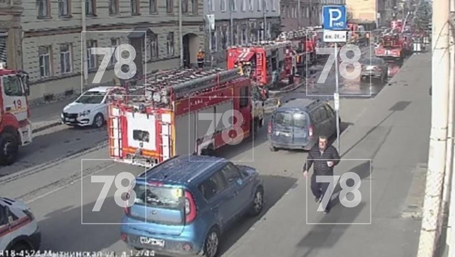 Пожар в бизнес-центре в Петербурге смогли потушить спустя 12 часов