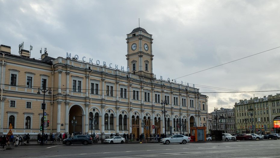 Вид на Московский вокзал с площади Восстания Вид на Московский вокзал с площади Восстания