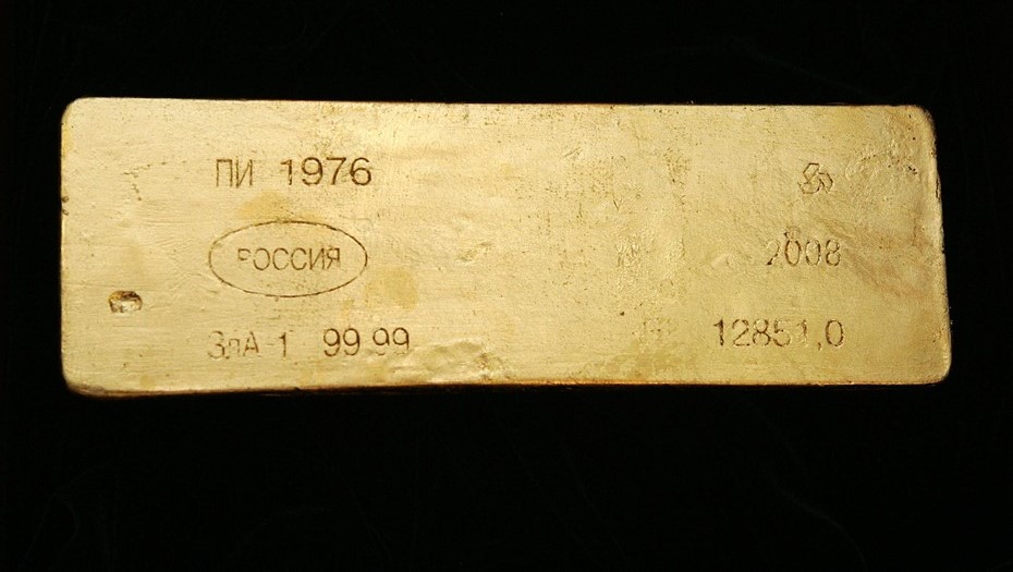 Шоколадный муляж золотого слитка.