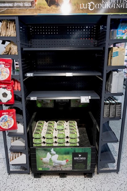 Полка с яйцами в одном из магазинов в центре Хельсинки.