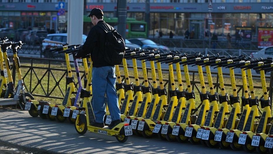 Электросамокаты у метро "Дыбенко".