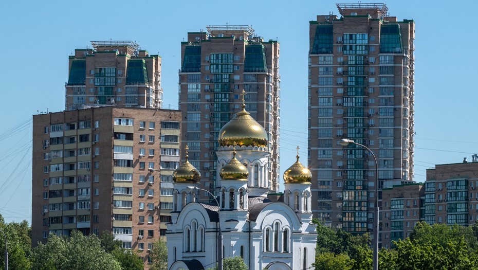 Контраст между церковной архитектурой и обликом современных жилых комплексов может быть весьма значителен