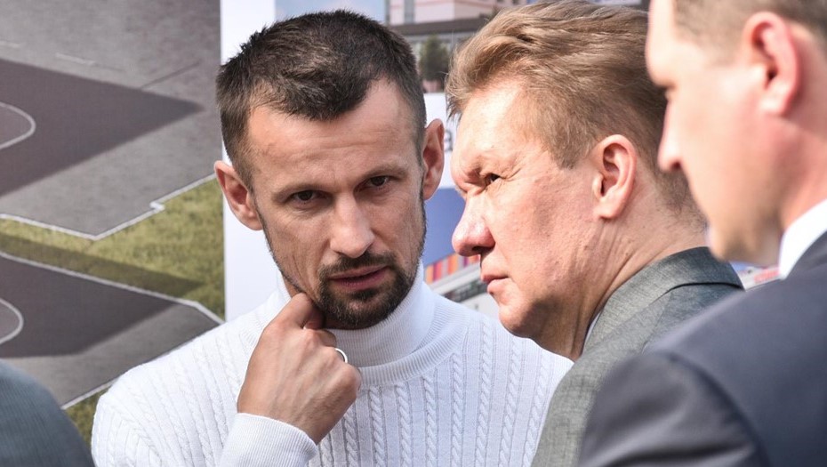 Главный тренер ФК "Зенит" Сергей Семак (справа) и председатель правления ПАО "Газпром" Алексей Миллер (в центре).
