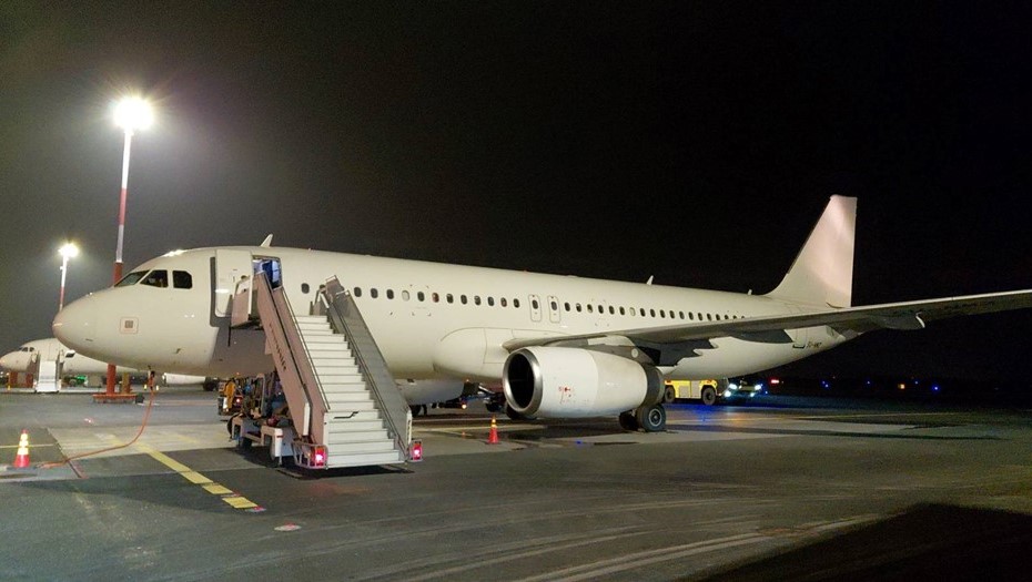 Борт авиакомпании Nesma Airlines в аэропорту Хельсинки-Вантаа 25 марта 2026 года. Финляндия. 