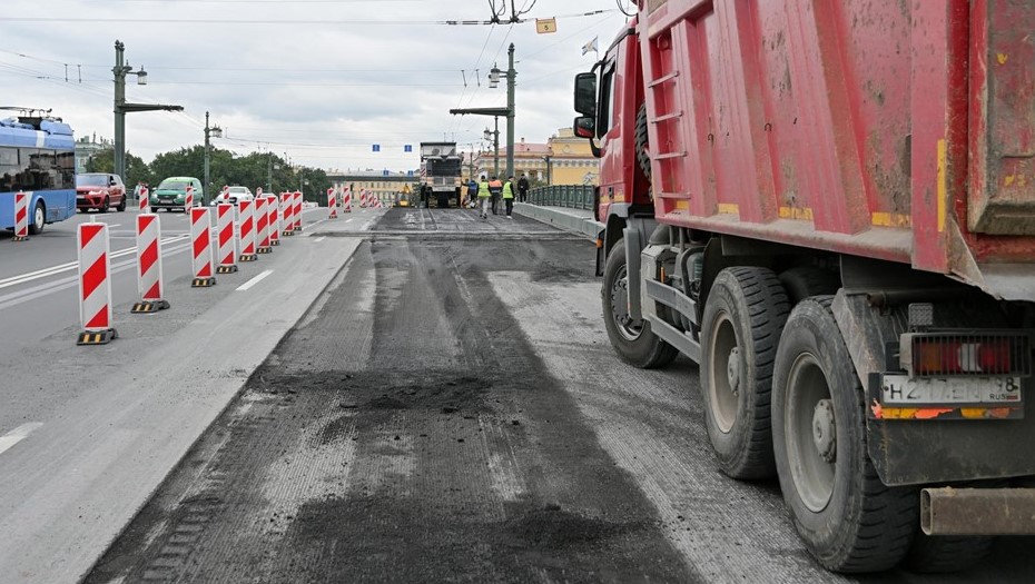 Ремонт дорожного покрытия на Дворцовом мосту.