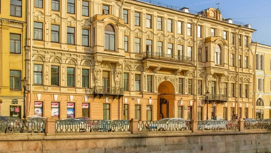 Здание бывшего пассажа Ратькова-Рожнова на набережной канала Грибоедова, 24 Здание бывшего пассажа Ратькова-Рожнова на набережной канала Грибоедова, 24