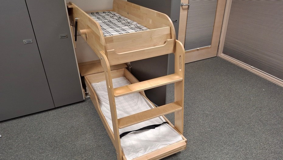 В финском детском саду ребёнка зажало складной кроватью. В финском детском саду ребёнка зажало складной кроватью.