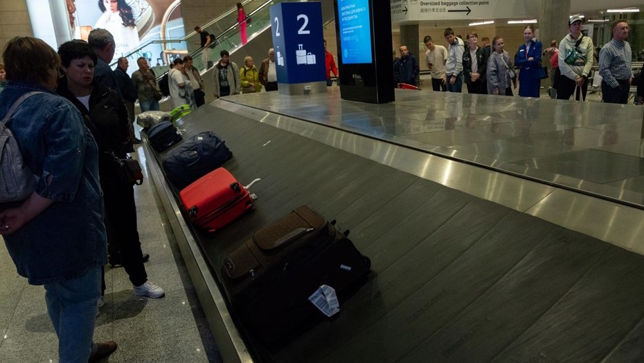 Аэропорт Пулково. Зона выдачи багажа.