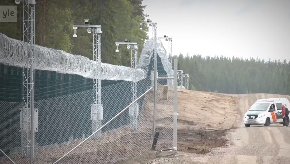 Забор на границе Финляндии и России. Снимок с видео.