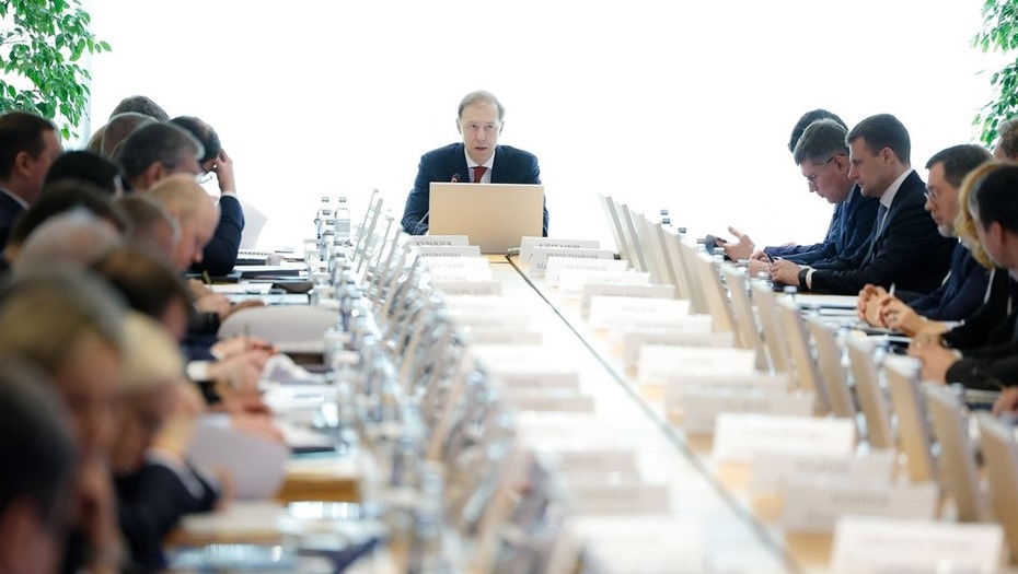Денис Мантуров (по центру) в ходе заседания Государственной комиссии по противодействию незаконному обороту промышленной продукции, 25 марта 2026 года.
