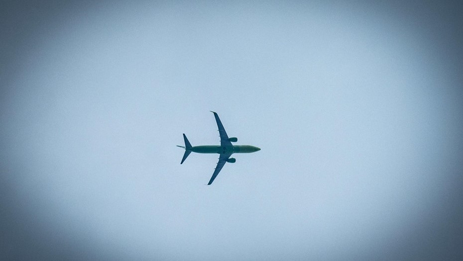 Пассажирский самолёт в небе.