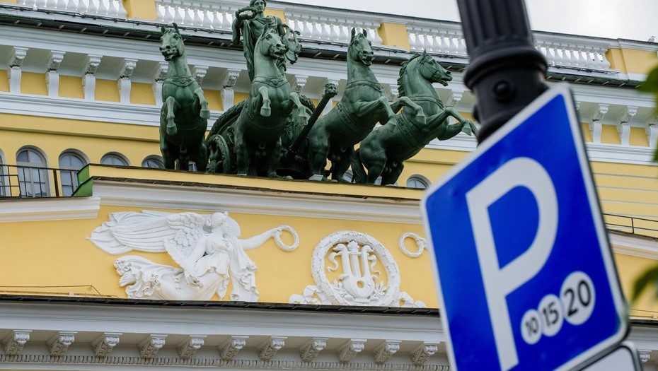 Парковка автомобилей в центре Петербурга. Парковка автомобилей в центре Петербурга.