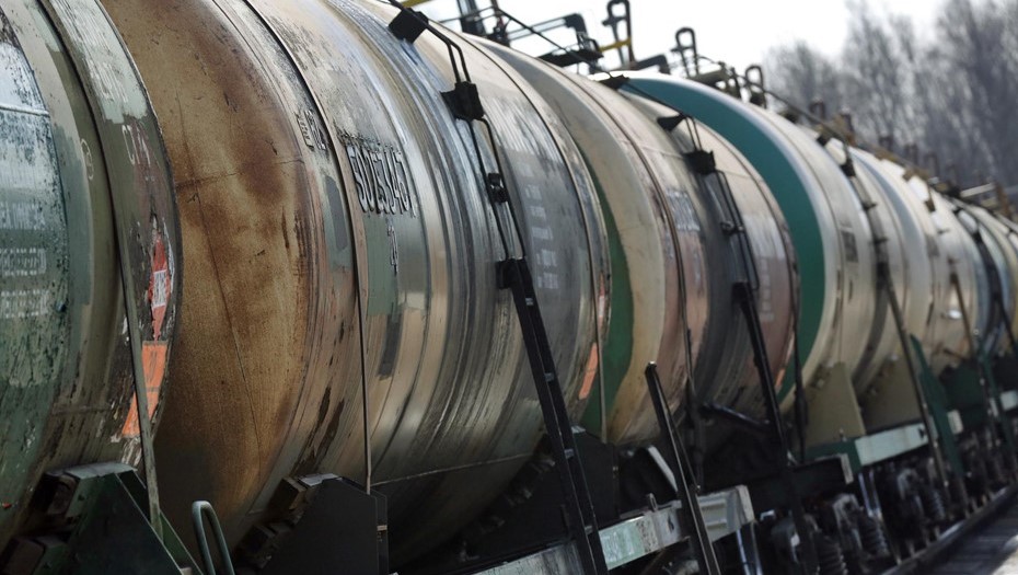 Цистерны с нефтепродуктами.