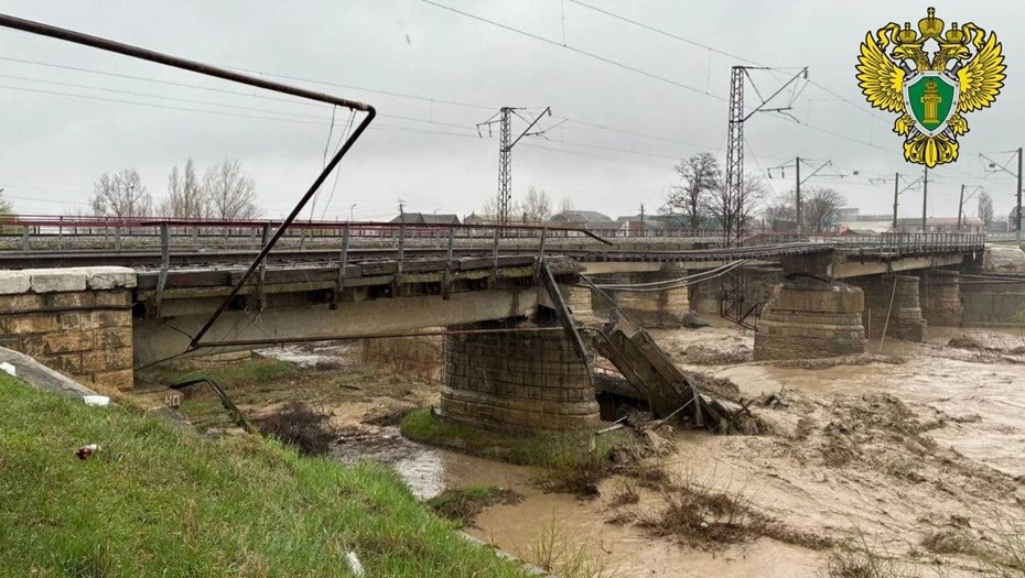 Обрушение ж/д моста в Республике Дагестан из-за погодных условий

