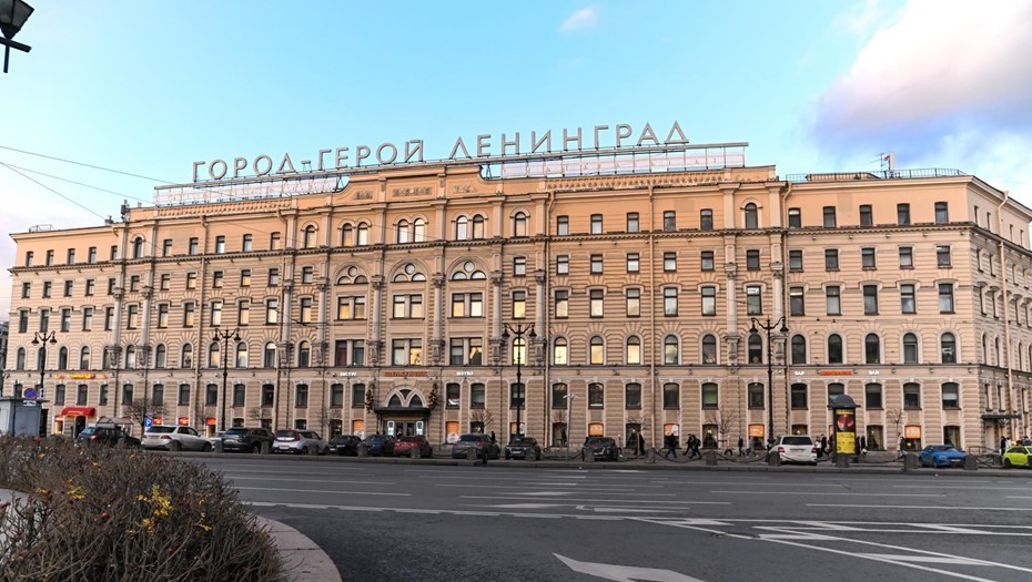 Парковка перед гостиницей "Октябрьская" станет бесплатной для участников транспортного форума