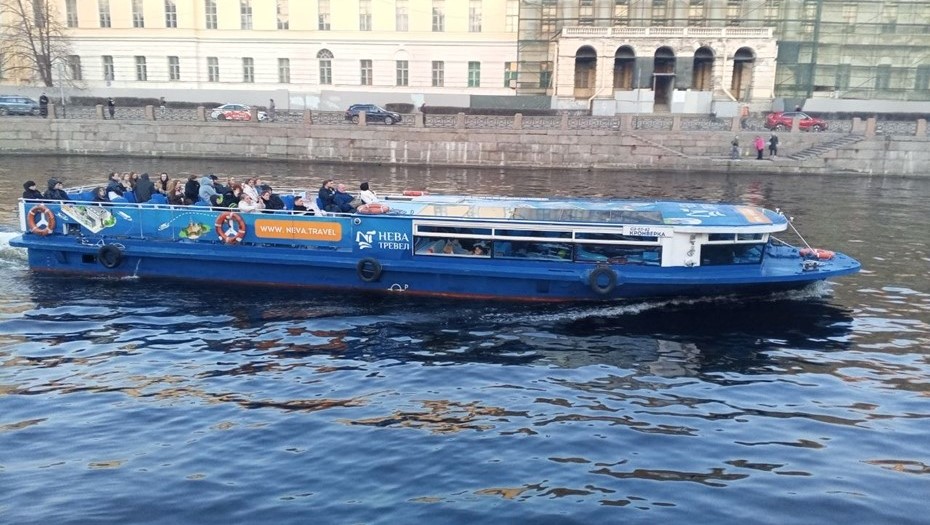 Прогулочный теплоход на Фонтанке. Прогулочный теплоход на Фонтанке.