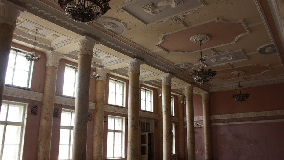 Старые ДК часто обладают интерьером в стиле сталинского ампира