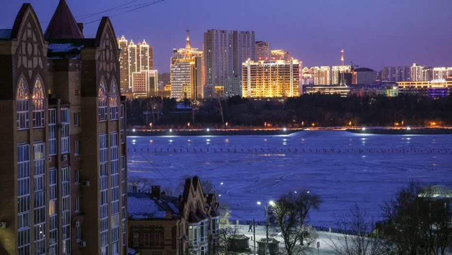 Вид на китайский город Хэйхэ (за рекой) из российского Благовещенска.