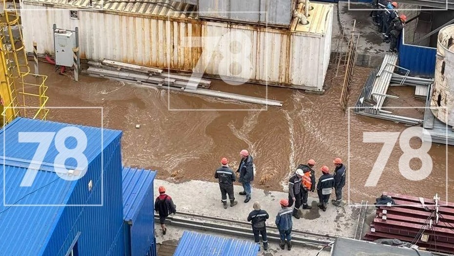 Затопление стройплощадки будущей станции метро "Богатырская" в Приморском районе Петербурга.