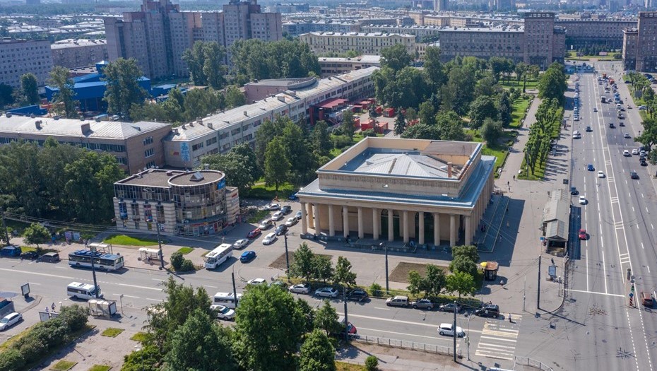 Станция метро "Кировский завод", проспект Стачек.