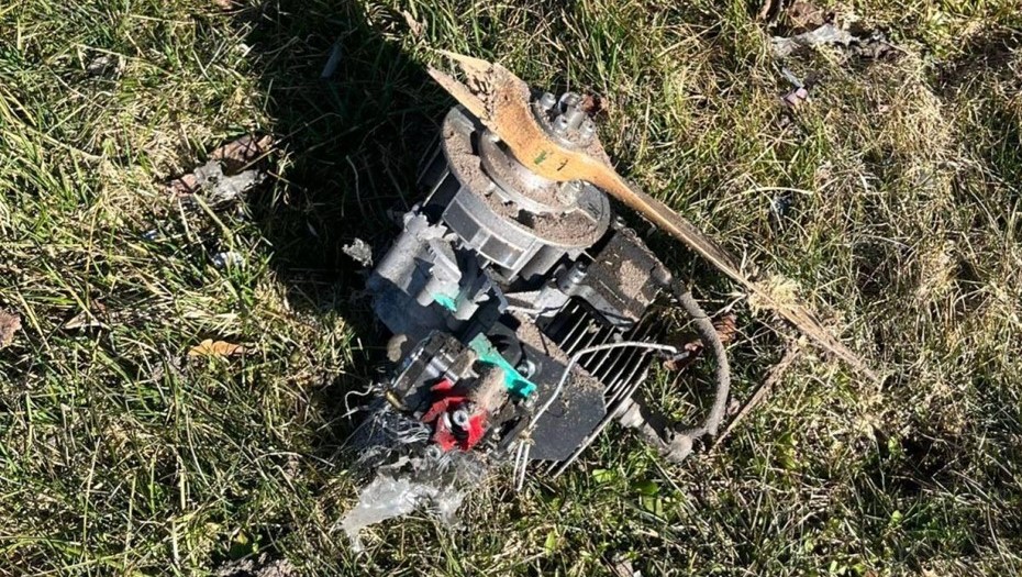 Обломки дрона, найденного под Резекне в Латвии 1 апреля 2026 года.