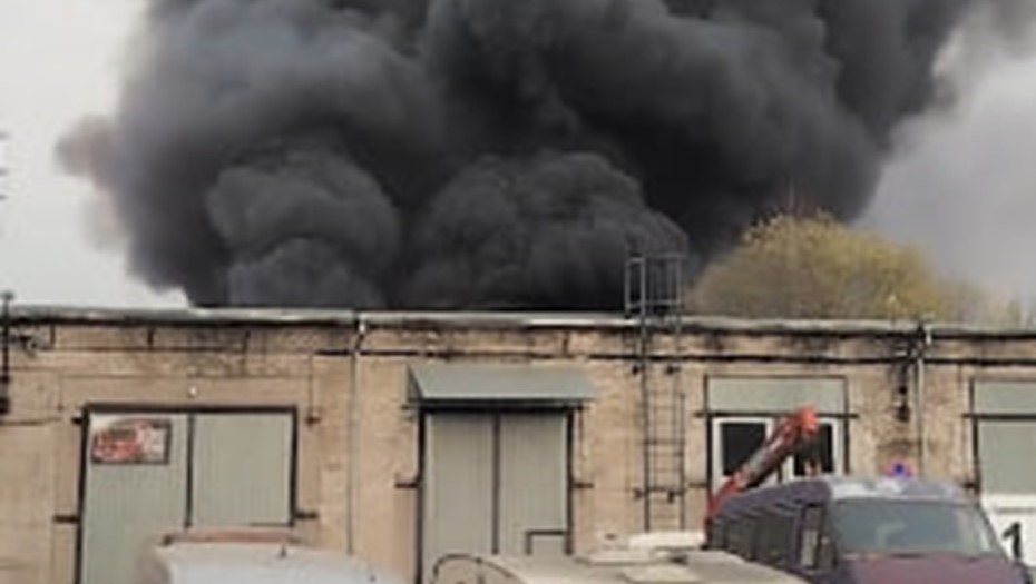 Пожар в здании автосервиса на Хрустальной улице, 31 в Невском районе Петербурга.