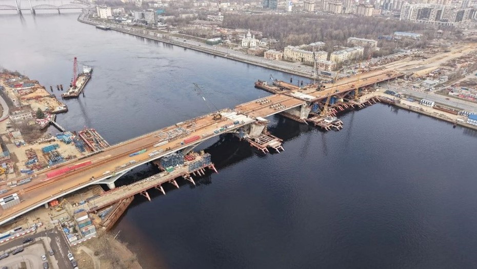 Специалисты впервые разводят строящийся Смоленский мост