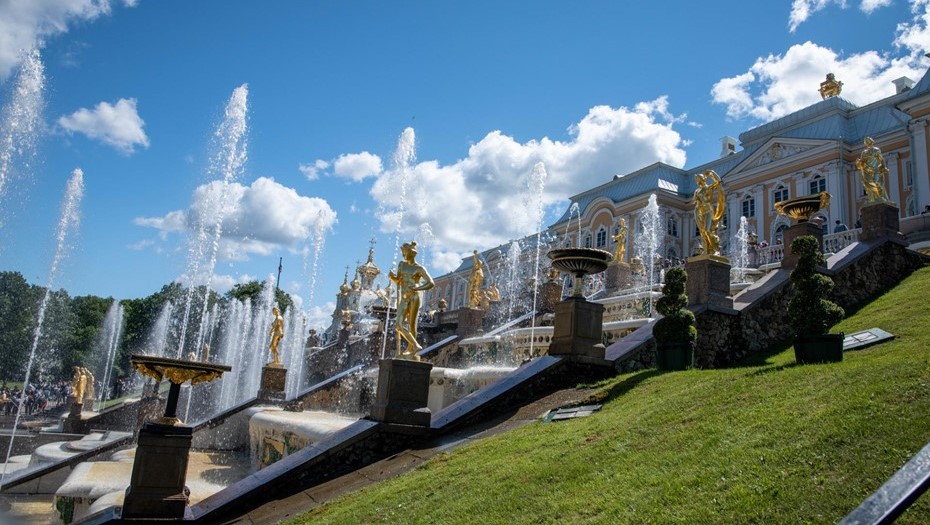 Парковки у ГМЗ "Петергоф" перешли на почасовую оплату в летний период