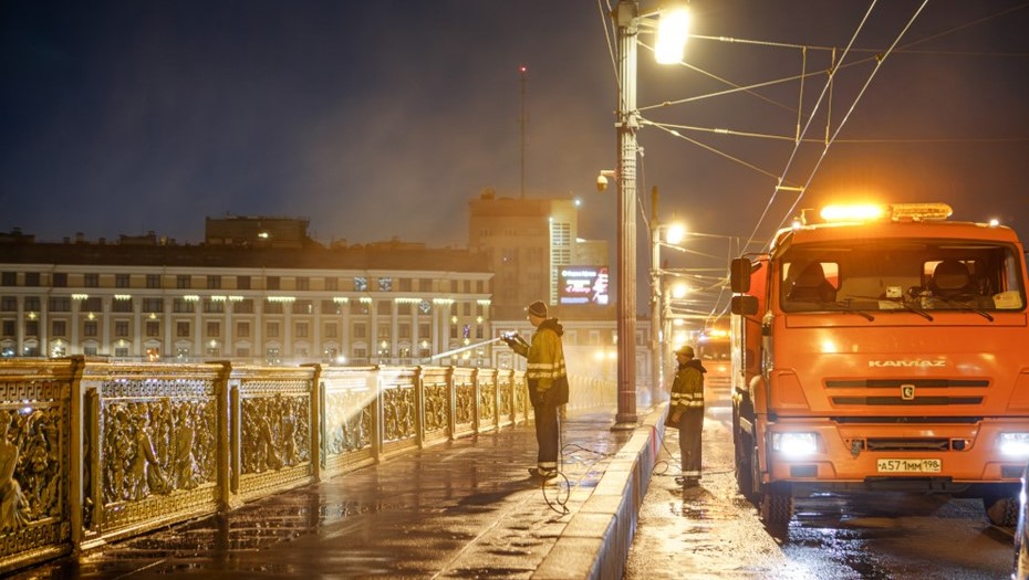 Весенняя очистка мостов и набережных Петербурга 