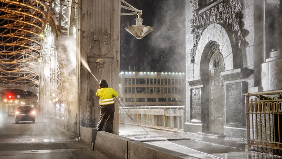 Весенняя очистка мостов и набережных Петербурга 