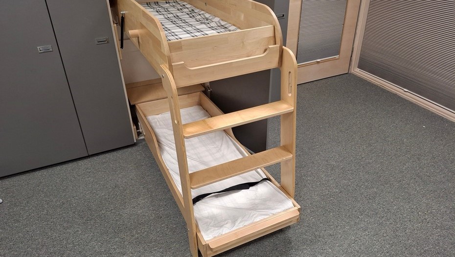 Двухъярусная откидная кровать, которой зажало ребёнка в финском детском саду.