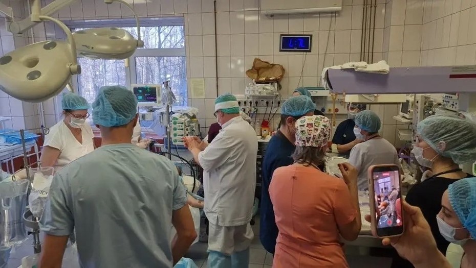 Обстановка в операционной во время рождения однояйцевой четверни в Петербурге Обстановка в операционной во время рождения однояйцевой четверни в Петербурге