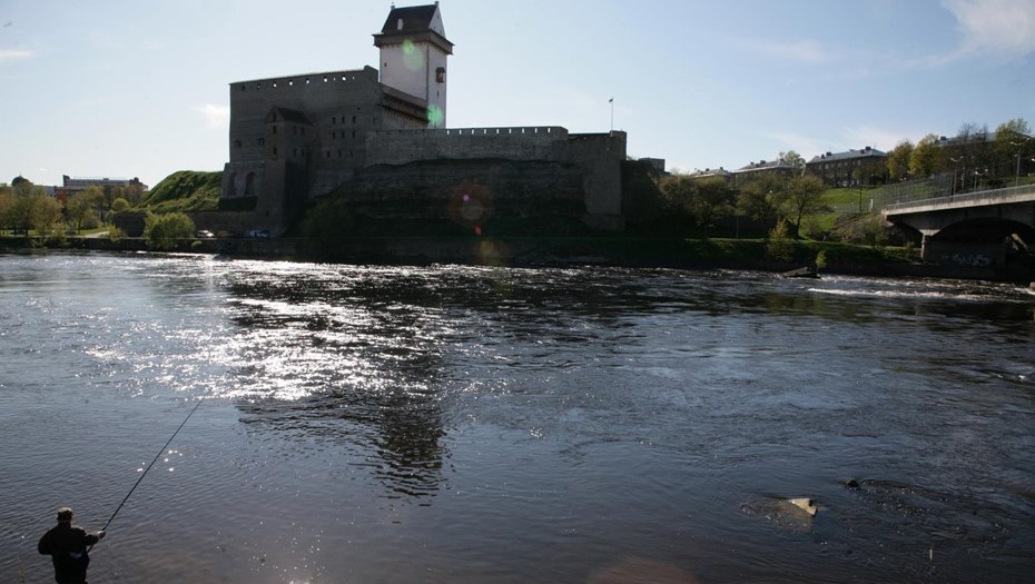 Вид на Нарву (Эстония) с российского берега в Ивангороде. Вид на Нарву (Эстония) с российского берега в Ивангороде.