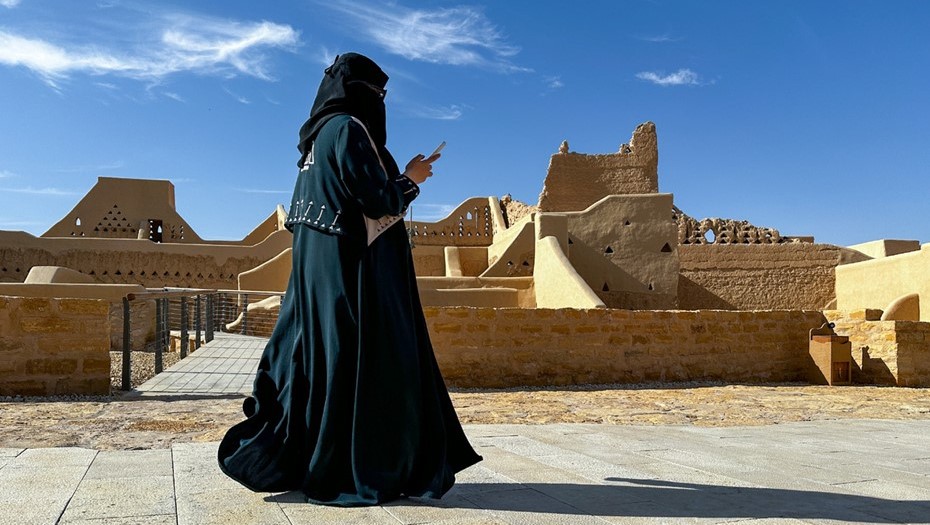 Женщина в старом городе Эд-Диръия (Эр-Рияд, столица Саудовской Аравии).