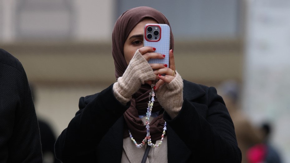 Туристка из арабских стран фотографирует достопримечательности в Москве.