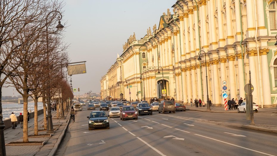 Весна. Перспектива Дворцовой набережной. Автомобили проезжают под стенами Эрмитажа.