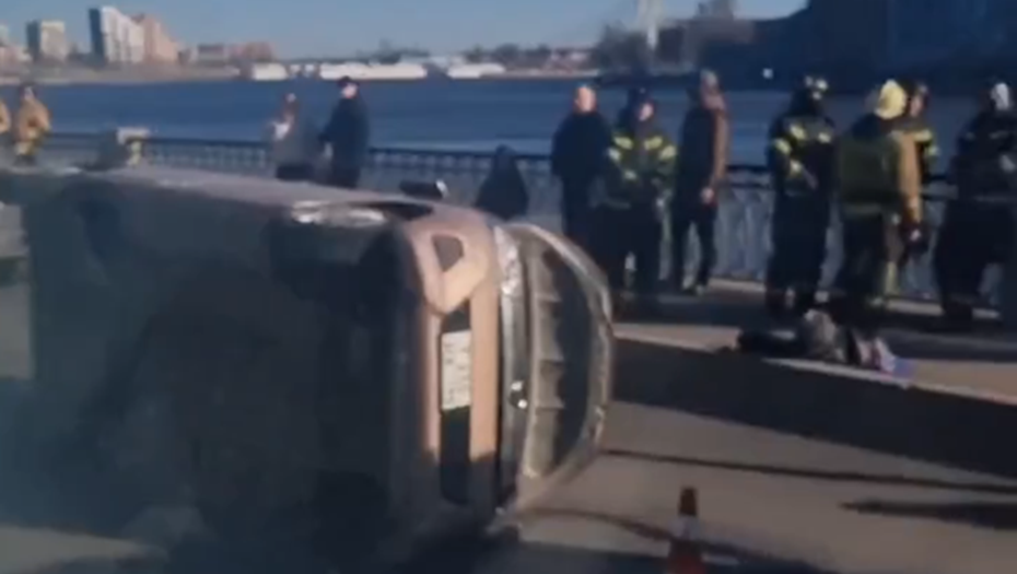 Массовое ДТП на Октябрьской набережной в Петербурге создало серьёзную пробку