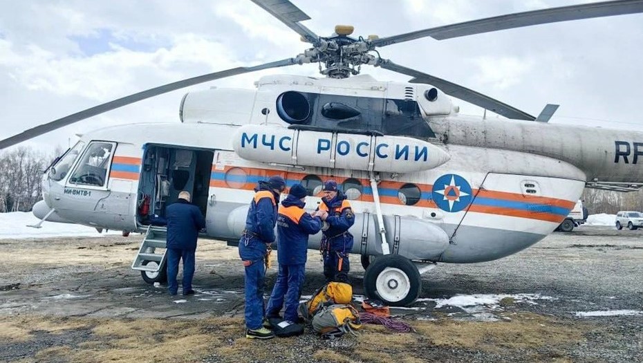 Сотрудники МЧС проводят спасательную операцию на Авачинском вулкане
