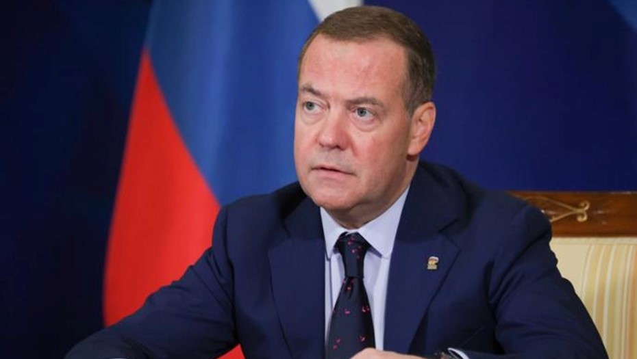 Дмитрий Медведев стал редактором школьных учебников по обществознанию