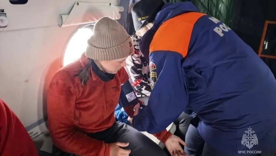 Медики оказывают помощь туристам в вертолёте МЧС