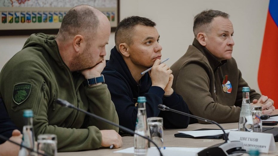 Андрей Заренин (в центре)