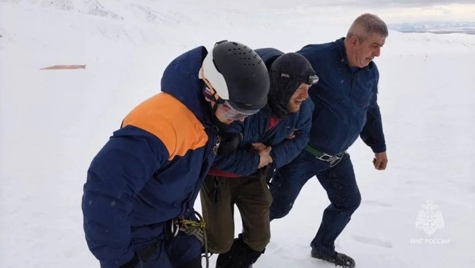 Сотрудники МЧС проводят спасательную операцию на Авачинском вулкане