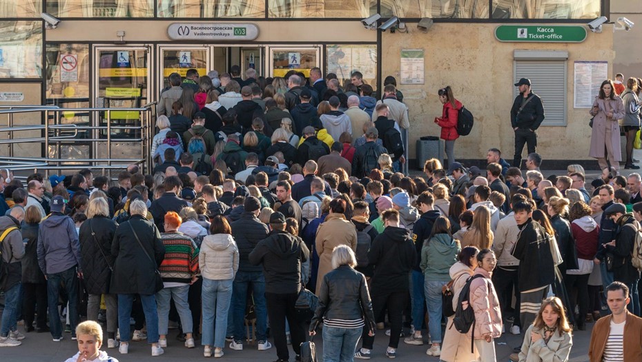 Вход в вестибюль станции метро Василеостровская в вечерний час пик в будний день.
