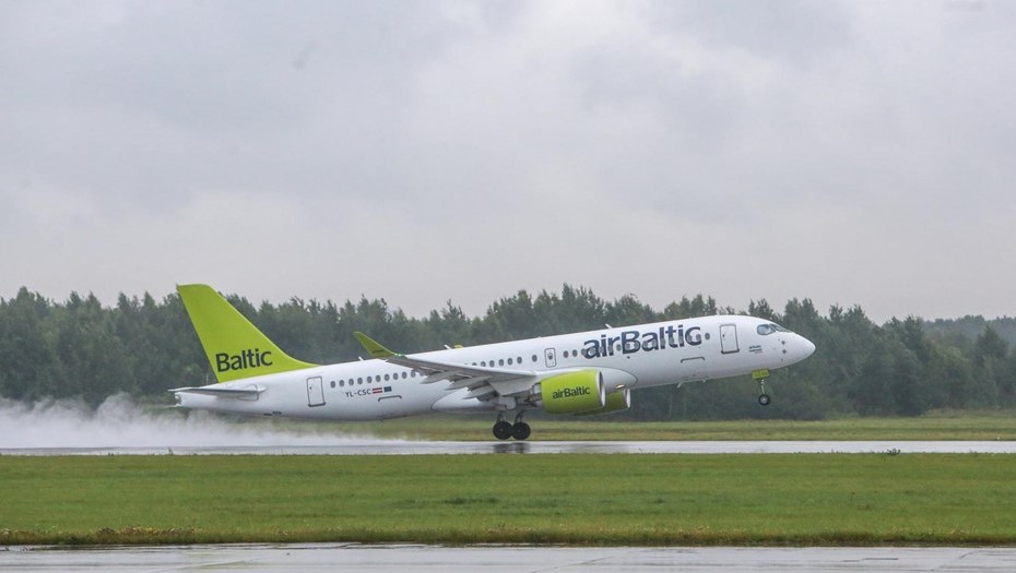 Самолёт авиакомпании airBaltic.