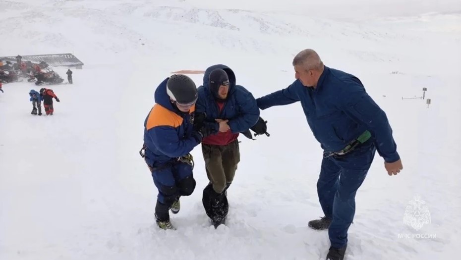 Сотрудники МЧС проводят спасательную операцию на Авачинском вулкане