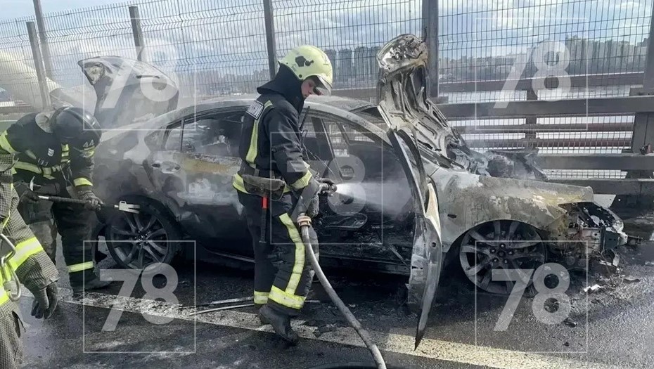 На Большом Обуховском мосту в Петербурге сгорела Mazda На Большом Обуховском мосту в Петербурге сгорела Mazda