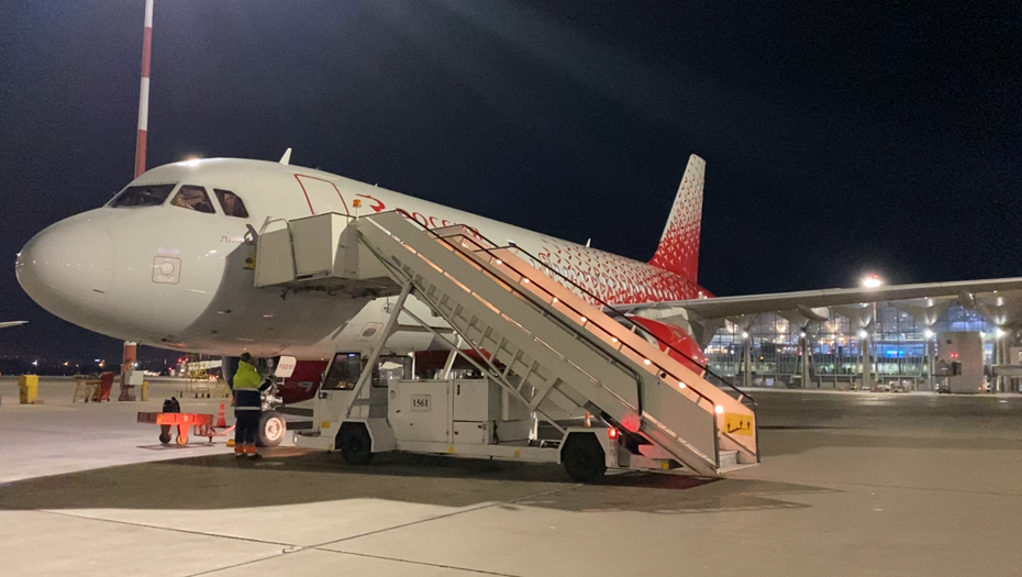 Благодатный огонь доставили в Петербург в ночь с 11 на 12 апреля Благодатный огонь доставили в Петербург в ночь с 11 на 12 апреля