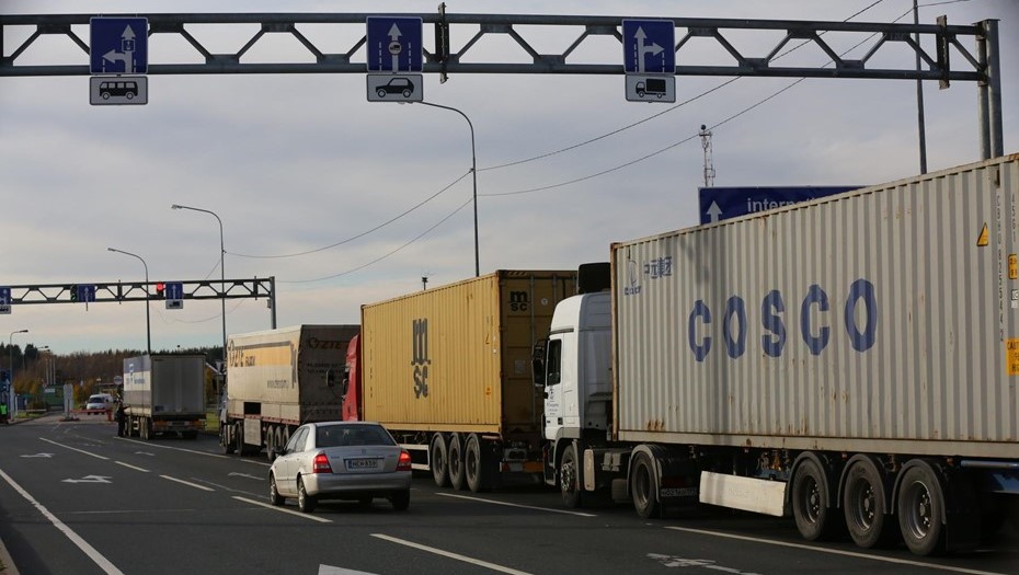 Большегрузный транспорт на границе Финляндии и России. Архив. Большегрузный транспорт на границе Финляндии и России. Архив.